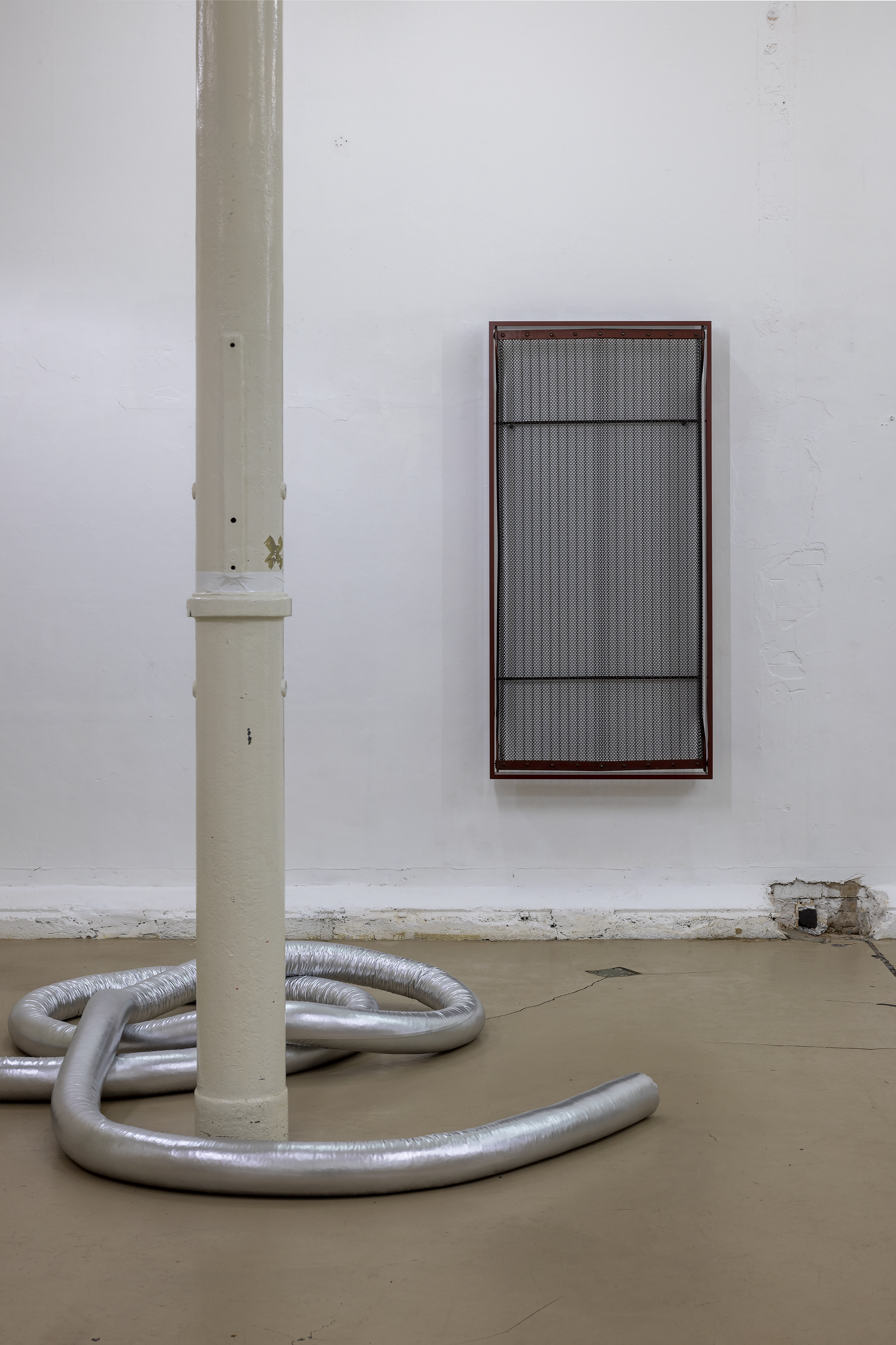 overview-refl-soft-squatting-brown-full-stop_22037-50