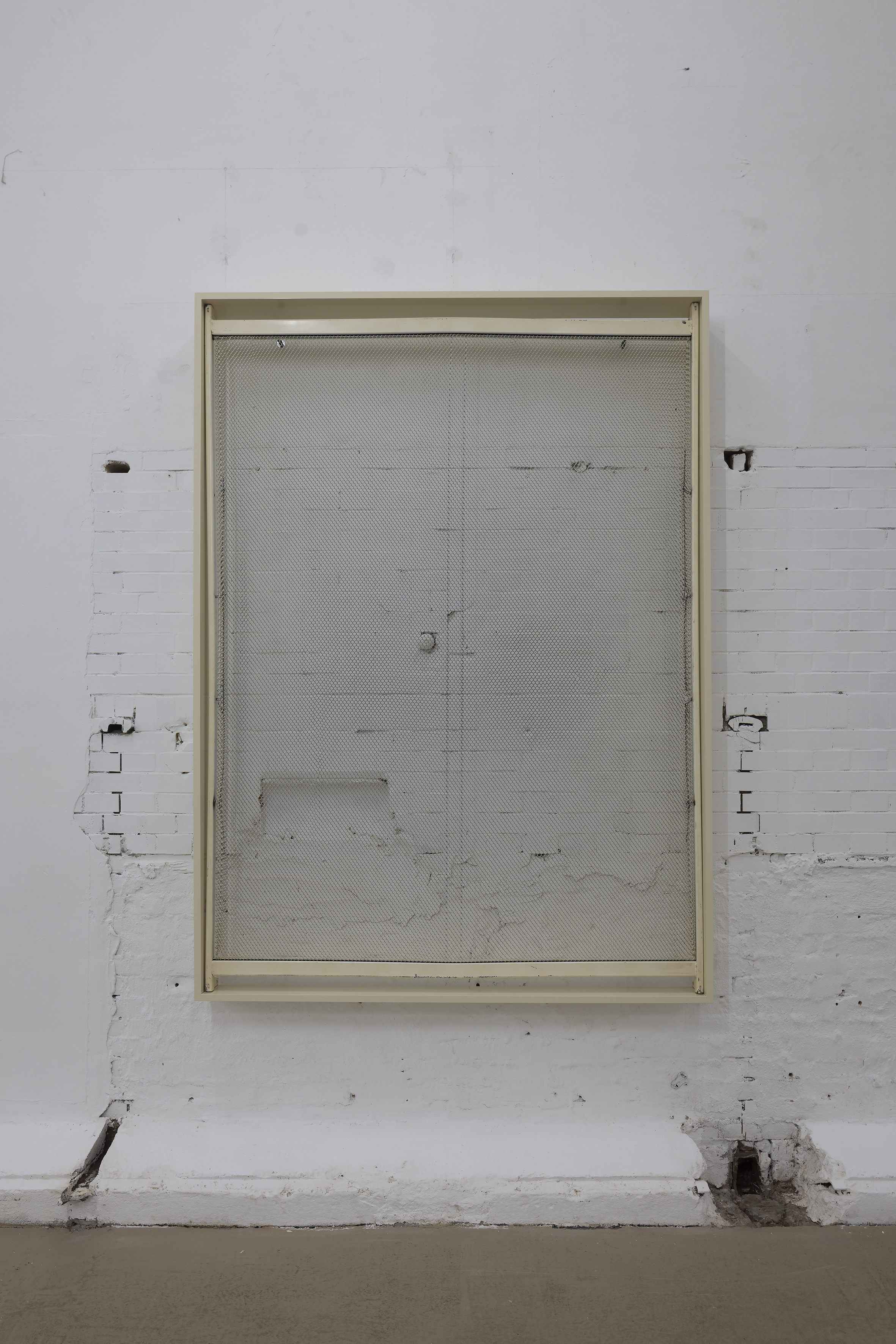 untitled-squatting-off-white-full-stop_22037-23