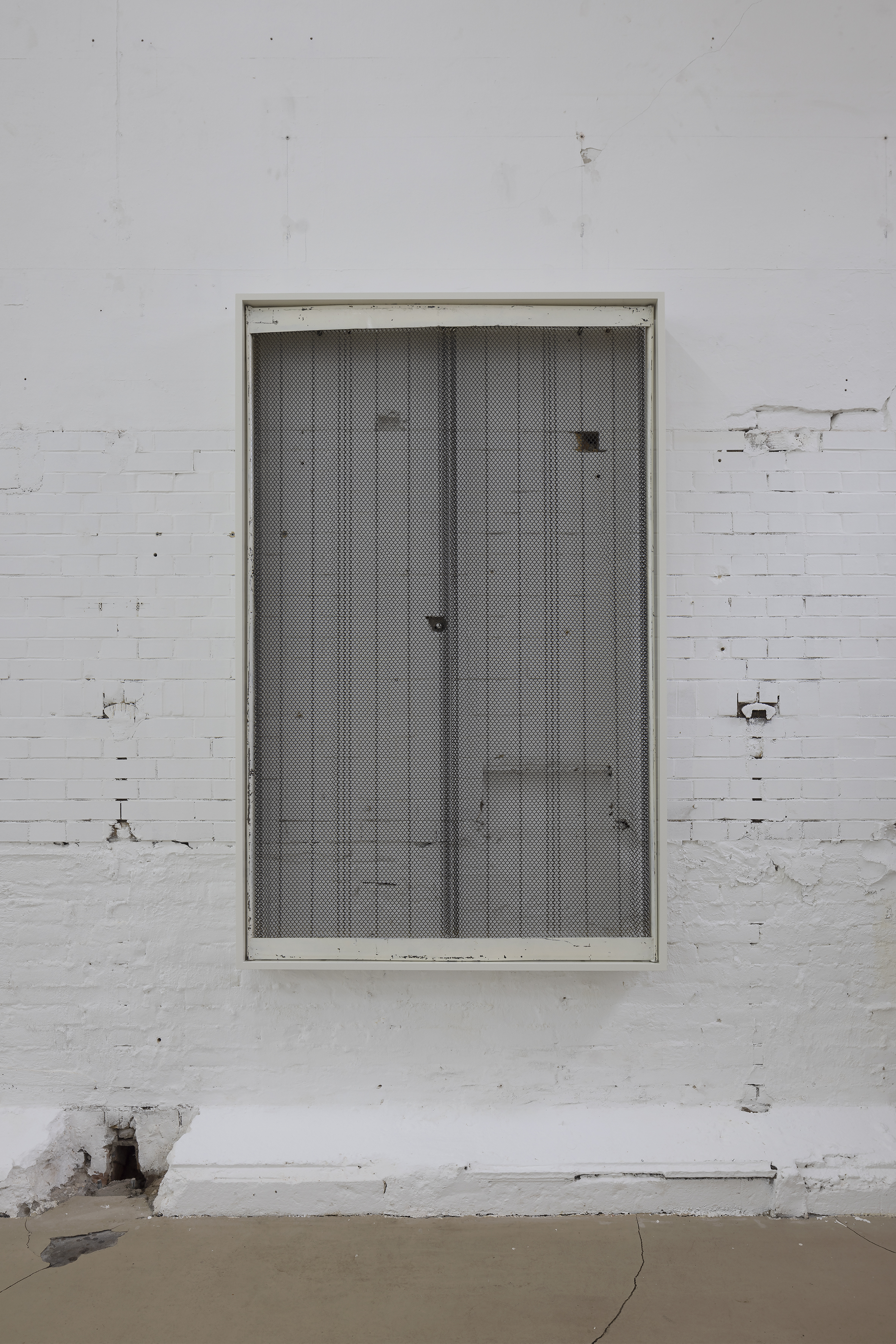 untitled-squatting-white-full-stop_22037-21